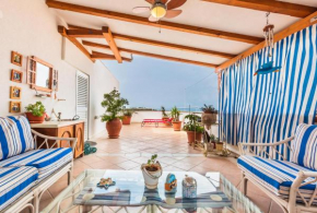 Peaceful downtown 1-bedroom with huge scenic deck